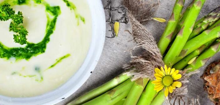 Grüner Spargel Rezepte: Suppe aus grünem Spargel mit Rucola