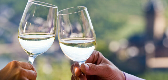 Genießen Sie ein gutes Glas Wein auf Ihrer Weinreise an die Mosel.