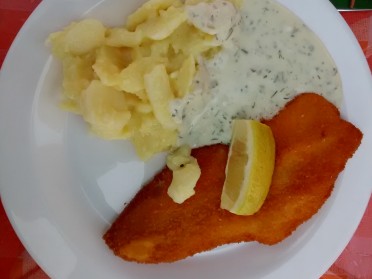 Wormser Backfisch: Merlan-Filet an Kartoffelsalat und Remouladensoße.
