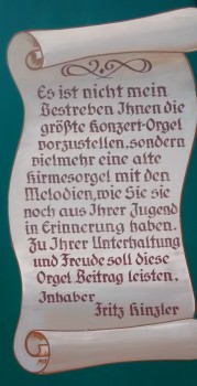 Fritz Hinzler hat die Orgel aus alter Zeit bewahrt. Ihr Charme fängt uns ein und lässt Erinnerungen wach werden.