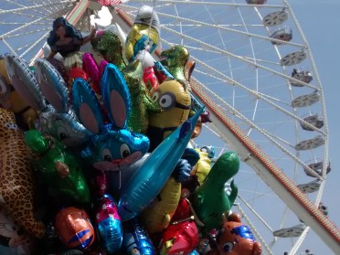 Riesenrad und Luftballons - die Klassiker, aber die strahlen noch am meisten Kirmesstimmung  aus.