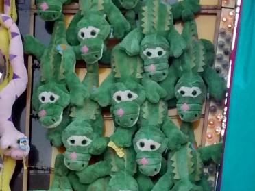 Krokodile warten in der Tombola schon auf Gewinner. So eines hätten wir auch gerne gehabt.