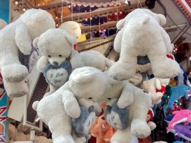 Die I-Love-You-Teddy-Bären als Hauptgewinn verlocken gar zu sehr.