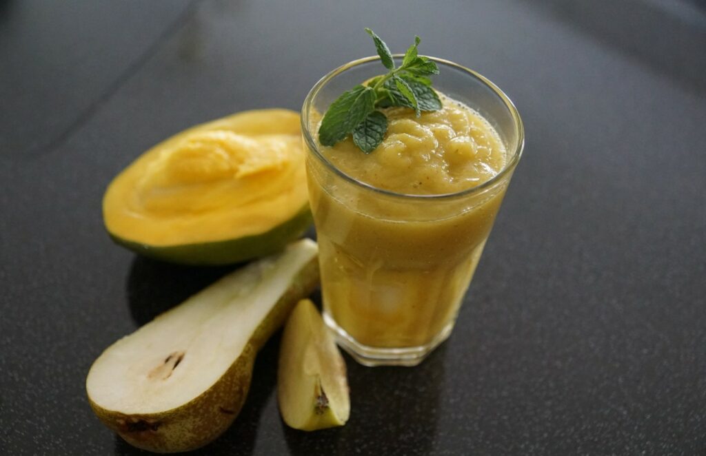 Der Banane-Apfel-Birne-Mango-Smoothie ist nicht nur fruchtig, die cremiges Fruchtmousse rutscht zart über die Zunge und am Gaumen vorbei, hinterlässt dabei sein einzigartig süßes Aroma aus Banane und Mango, spielt ein wenig mit "bittersüß" aus der Birne und Apfel - und macht uns restlos glücklich... (#1)