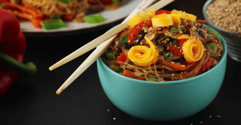 Aus der asiatischen Küche ist Sesamöl nicht wegzudenken ( Foto: Adobe Stock-  nastyakamysheva )