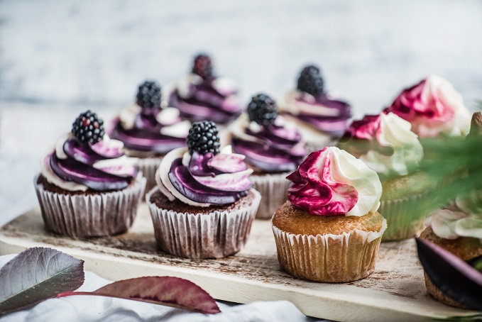Diese Beeren-Cupcakes sehen nach Sommer aus, nach Frische und Geschmack. Wer möchte da nicht zubeißen? (#05)