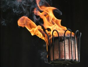 Gartenfackeln sorgen nicht nur für Licht beim Grillen im Winter - sie strahlen auch ein bisschen Wärme ab. Und das tut so richtig gut, während man auf das nächste Steak wartet... (#5)