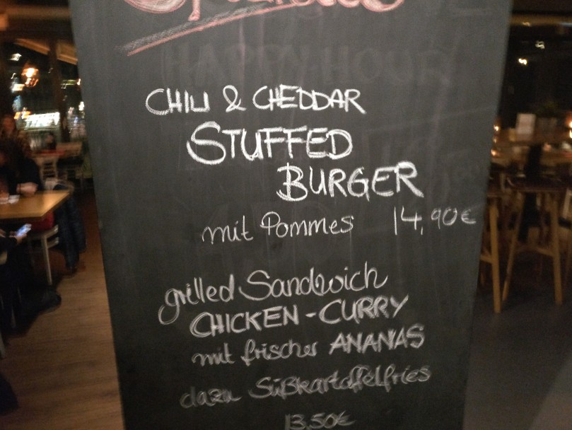 Tagesempfehlung im Stadtbalkon Mainz: "Chili & Cheddar Stuffed Burger" und "Grilled Sandwich Chicken-Curry".  