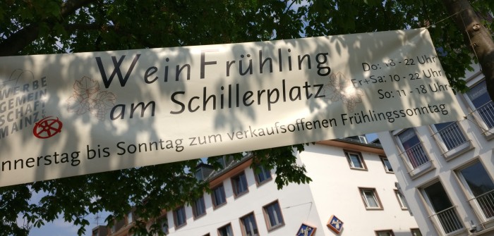 Weinfrühling am Schillerplatz: Bei Sommer-Sonnenschein und fast schon tropischen Temperaturen lud der Schillerplatz zum Besuch zum verkaufsoffenen Sonntag und zum abendlichen Weingenuss ein.