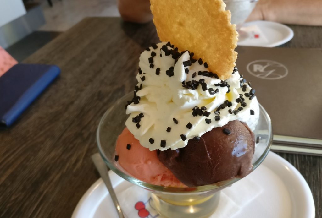 Hier vergnügen sich "Blutorange" und "Dunkle Schokolade" im Eiscup.