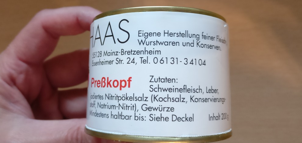 Wikipedia meint: Mainzer Schwartenmagen: fein zerkleinerte Blutwurstgrundmasse, Rückenspeck mit Schwarte und Schweinefleisch in dünnen, langen Streifen; in Schweineblasen. Metzger  Haas weiß es besser. Ich sage nur: oberlecker!