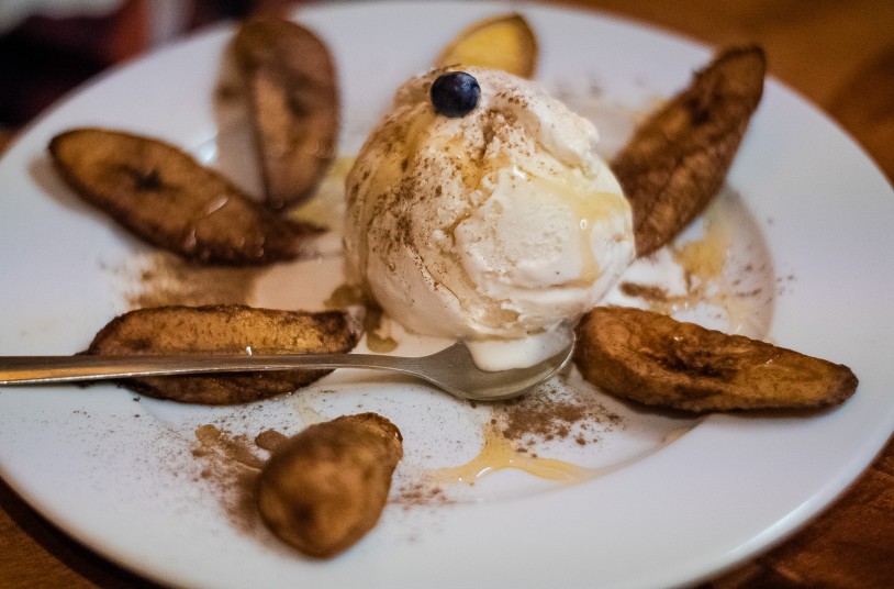 Unsere Wahl des Desserts im Madiba Afrika fiel auf: "Madiba Hot Sweet Plantains" - Kochbananen mit Vanilleeis und Zimt