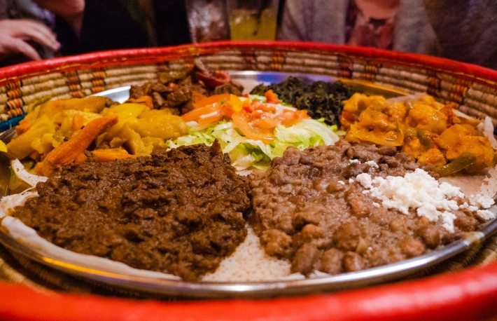 Essen ohne Besteck: Im Restaurant Madiba Afrika gibt es Injere-Brot in die Finger. Wer aber mit Besteck essen möchte, dem wird auch geholfen.