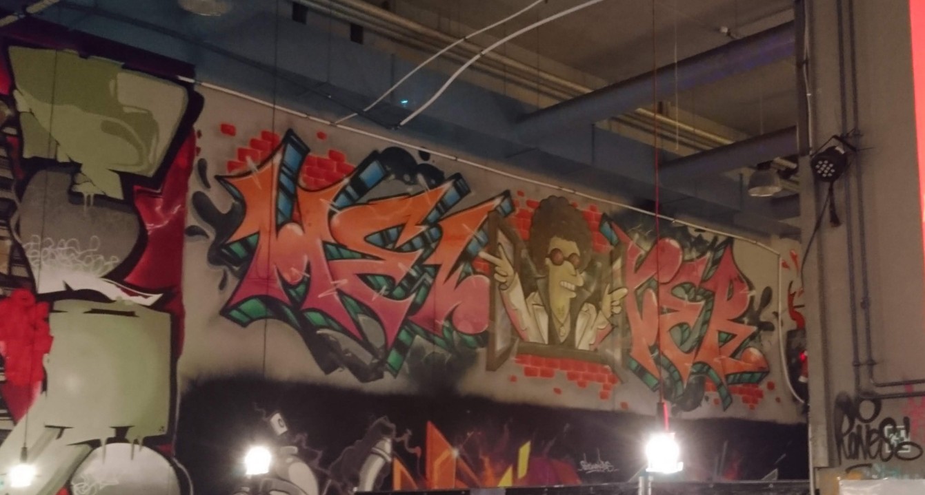 Das Alte Postlager hinterm Mainzer Hauptbahnhof: Graffitti und Lukullisches wird geboten.