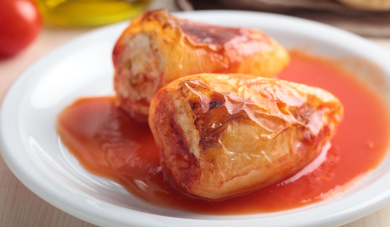 Beim ungarischen Rezept für gefüllte Paprika werden die landestypischen gelbweißen Spitzpaprika verwendet.