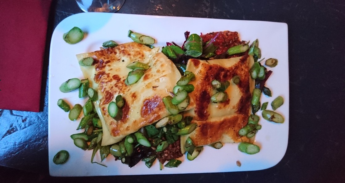 Ziegen-Maultaschen mit Salat und grünem Spargel im MA:DORO in Mainz