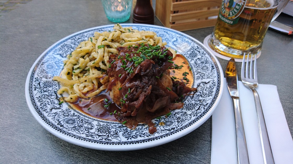 Eine Spezialität des Hauses, das Hackstück mit Spätzle und Büblesauce im Bergschön Mainz