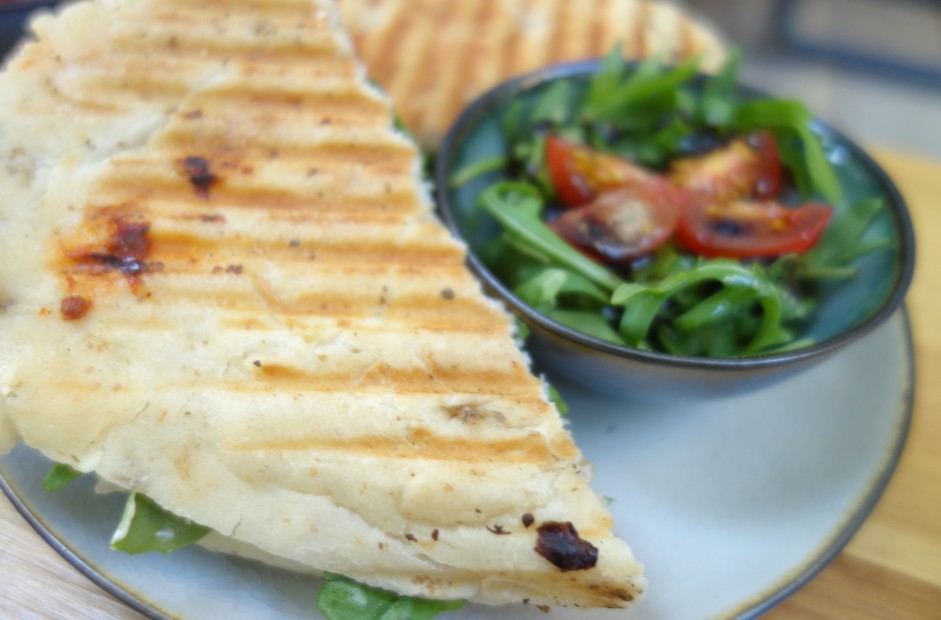 Onkel Oskar Mainz: Foccacia mit Ziegenkäse, Walnüssen, Rucola und Honig – lecker! 