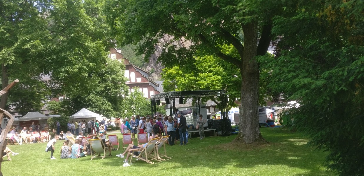 Wer spürt bei diesem Anblick nicht die Leichtigkeit des Seins, die uns anzustecken versucht? Das "Lebenslust" Gourmet- und Kunstfestival im Kurpark in Bad Münster am Stein heißt uns willkommen.