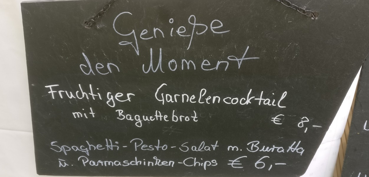 "Fruchtiger Garnelencocktail" und "Spaghetti-Pesto-Salat" konkurrieren um unsere Gunst. Wir lassen beide gewinnen.