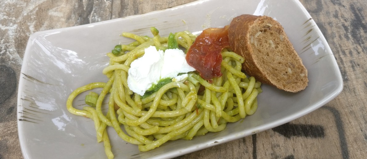 Der Spaghetti-Pesto-Salat.