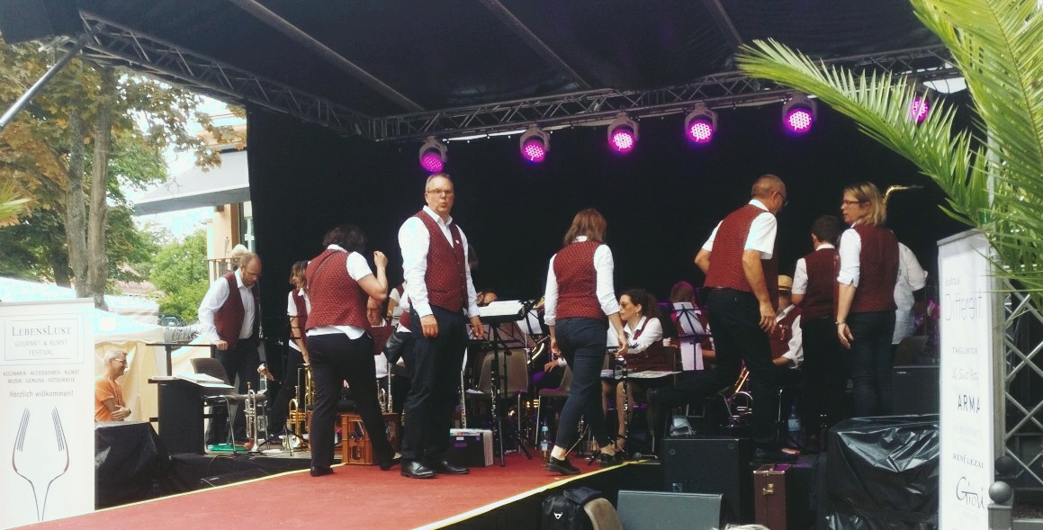 Musikprogramm des Orchesters "Musikfreunde Winzenheim" auf dem "Lebenslust" Gourmet- und Kunstfestival im Kurpark in Bad Münster am Stein