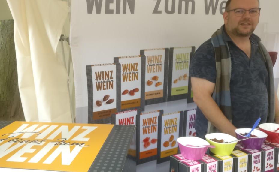 Johannes Winz rät zu Wasabi, Scharfer Mix, Ingwer, Rauchmandeln, Mandeln Vanille, Cashew Honig, Pistazien, Papaya, Kumquats, Cranberries, Physalis und Goji-Beeren zum Wein. Knabbern kann hier sehr vielfältig werden.