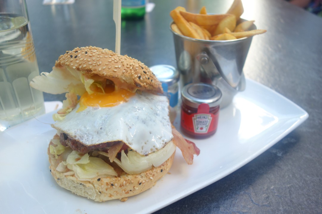 Der Farmer-Burger mit Beilagen, einer der leckeren Burger im Cubo Negro. Ebenfalls oft gelobt: der Juicy Lucy Burger.