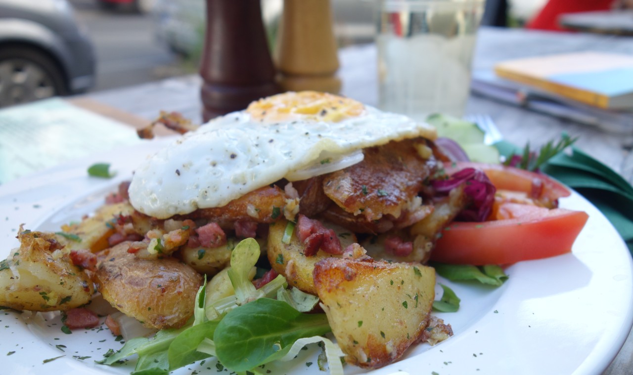 Auch mit Speck und zusätzlichem Spiegelei sind die Bratkartoffeln ein Hochgenuss im Hafeneck Mainz.