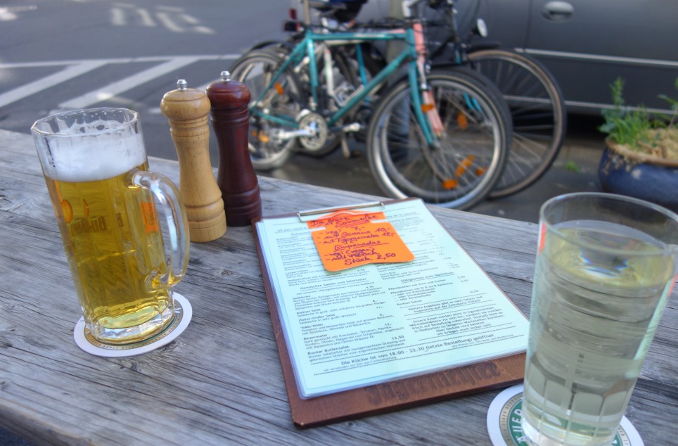 Die Klassiker im Hafeneck Mainz: frisch gezapftes Pils und Weinschorle.