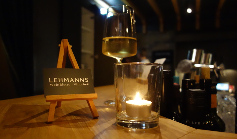 An der Bar im Lehmanns kann man sehr gemütlich ein Glas Wein genießen. Oder auch zwei. 