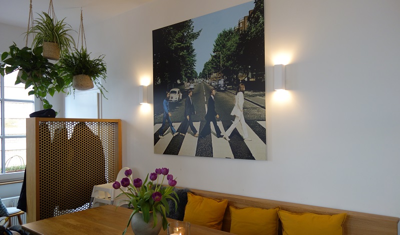 An der langen Tafel haben bis zu 10 Personen Platz