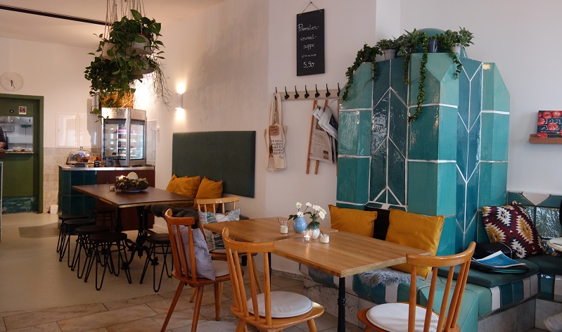 Türkis, Senfgelb, Braun und Grau – das neue Altstadtcafé ist stilvoll eingerichtet