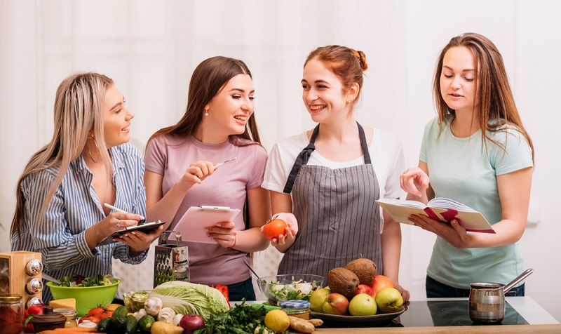 Es ist interessant: Wer sich erst für die ausgewogene Ernährung entscheidet, findet so manches Rezept, das leicht zuzubereiten ist, schmeckt und sogar zum Abnehmen taugt. ( Foto: Shutterstock-Golubovy )