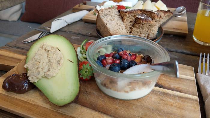 “Laura” ist die super gesunde leckere Frühstücksvariante mit Avocado und Müsli (Foto: Tiffany Bals)