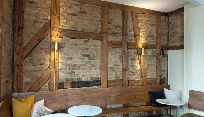 Stein, Holz, Licht - Stylisches Interieur in der neuen Weinbar Dagobert (Foto: Tiffany Bals)