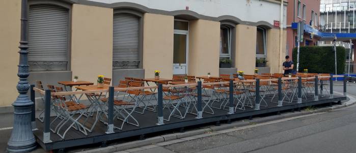 Die Terrasse der Weinbar Dagobert ist ruhig gelegen - in der Dagobertstraße (Foto: Tiffany Bals)