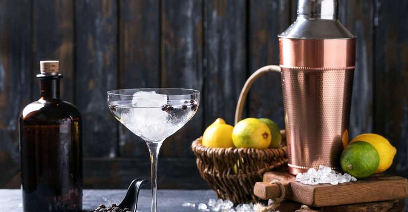 Gin will nichts Besonderes sein, sondern einfach perfekt ausbalanciert, mit einem milden Tonic gut zu kombinieren und in klassischen Mixgetränken zu verwenden. ( Foto: Shutterstock - Roman Debree )