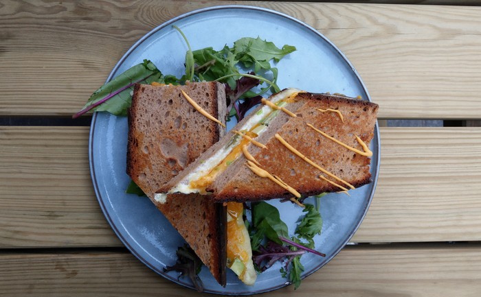 Auch für die Kulinarik ist gesorgt: Leckeres Grilled Cheese-Sandwich bei Daisy in der Gaustraße (Foto: Tiffany Bals)