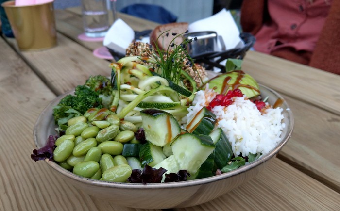 Daisy kann auch gesund: Die vegane Good Life-Bowl begeistert mit vielen Zutaten (Foto: Tiffany Bals)