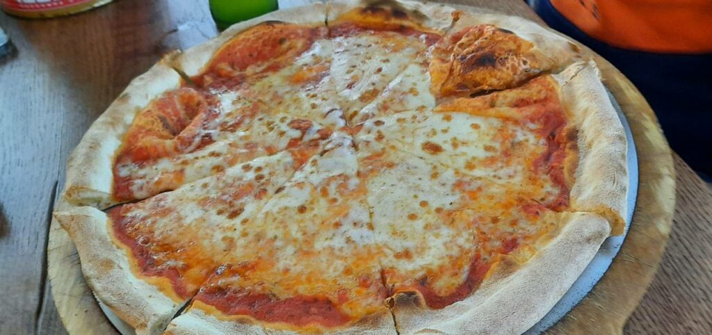 Pizza Margherita: Tinos Wahl für das Essen am Dümmer See. 