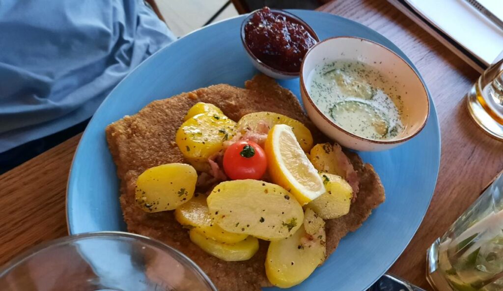 Essen am Dümmer See: Das Wiener Kalbsschnitzel von NIklas hielt viel von dem, was der Name versprach. Vier von fünf Sternen kommt es.