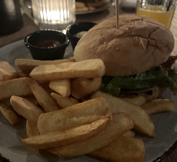 Für uns darf es heute herzhaft sein: saftig, salzig und dazu noch rein vegetarisch! Himmlische "Beyond-Meat-Burger" von August höchstpersönlich. (Foto: Luise Marlene Ulrich) )