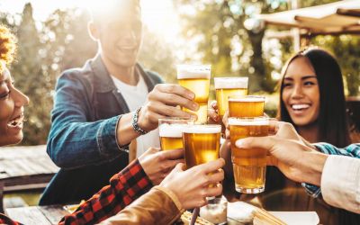 Wer auf der Suche nach alkoholfreien Getränken ist, sollte auf den Alkoholgehalt achten. Denn für als "alkoholfrei" deklarierte Getränke gilt eine Grenze von 0,5 Volumenprozent. (Foto: AdobeStock - Davide Angelini 570233392)