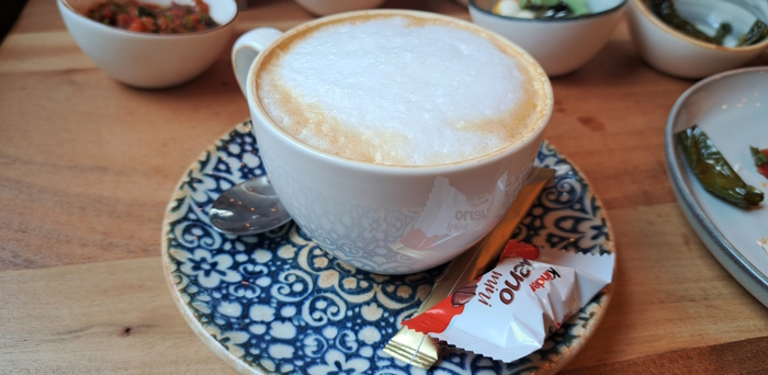 Kaffee, Tee und heiß Getränke: das Cappuccino brüht aus. (Foto: Katharina-Luise Joos)