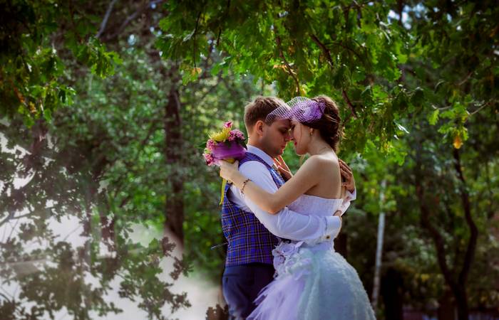 Für alle, die sich mit der Natur besonders stark verbunden fühlen und den schönsten Tag im Leben unter freiem Himmel feiern möchten, haben Wald-Hochzeiten einen ganz besonderen Zauber. ( Foto: Adobe Stock- ruslan1117 )