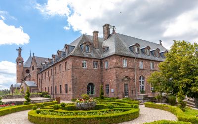 Wenn Sie dem Fasching entfliehen und zu sich selbst finden möchten: Odilienberg im Elsass - Wo sich Himmel und Erde treffen. (Foto: AdobeStock -  travelview 210473813)