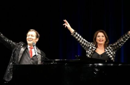 Gabriela Benesch und Alex Parker führen durch die Udo Jürgens (Foto: www.beneschfurrer.com)