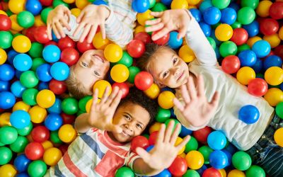 250m² Spielplatz für Kinder von 0-3 Jahren, Rutsche, Hüpfburg, Bällebad, Bobby Cars und mehr. Eintritt frei! (Foto: AdobeStock -  Seventyfour 211577338)