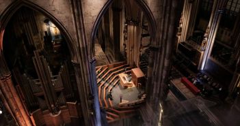 Über einstündiges Spektakel formt gotische Kathedrale zu wanderndem Klanglabor Kit Downes improvisiert erstes öffentliches Jazzkonzert an Kölner (Foto: Niclas Weber)